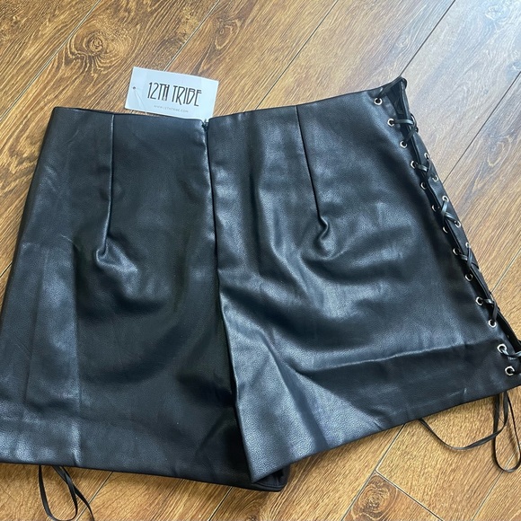 12th Tribe Tie Breaker Faux Leather Shorts Size Large - Picture 4 of 5